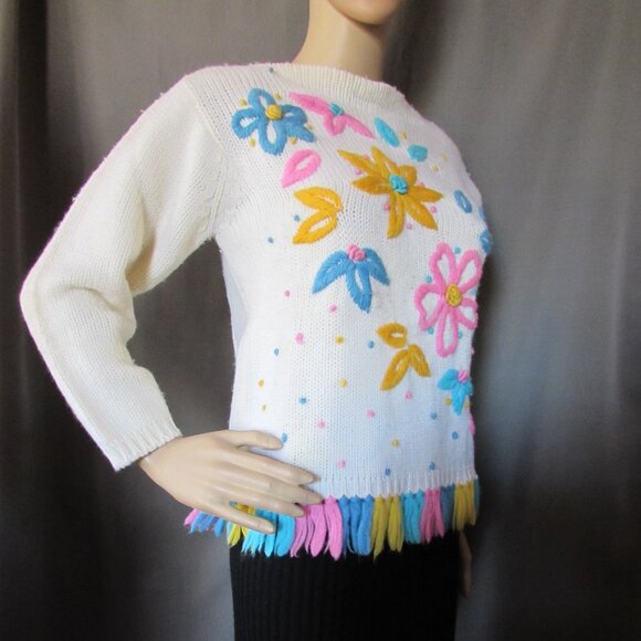 SALEVintage Groovy Sweater Embroidered Flowers Fully Fashioned Made in Hong Kong - Picture 4 of 12